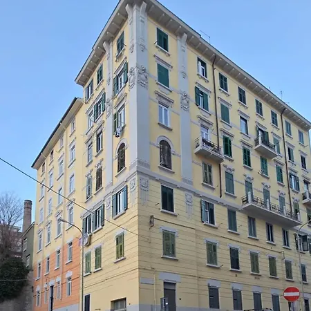 Comfort & Space With Parking Near Center Lägenhet Trieste